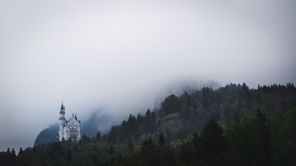 Château blanc au sommet de la montagne