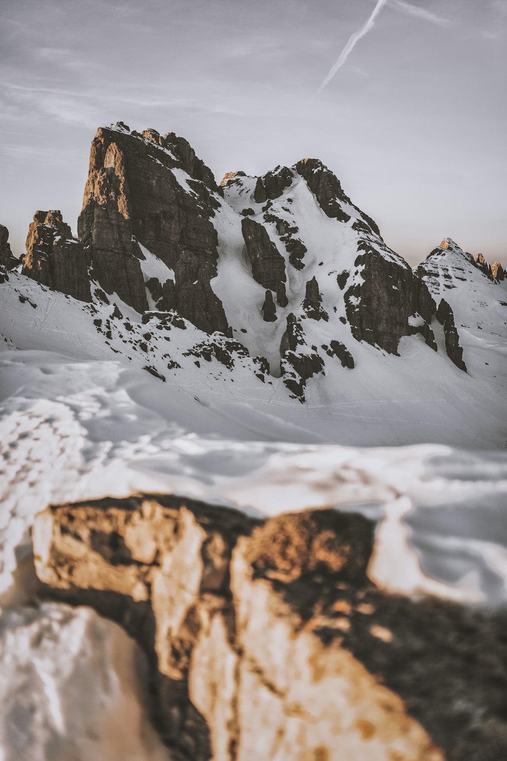 montanha rochosa marrom coberta de neve