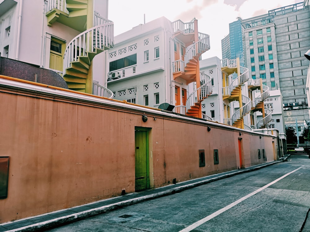 Edificio de hormigón marrón y blanco durante el día