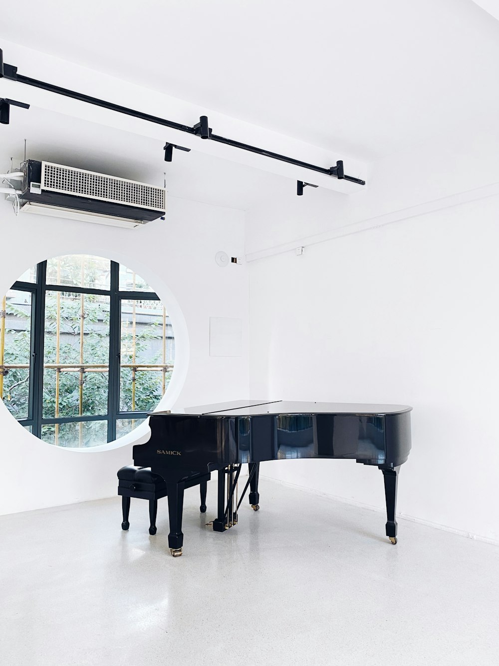 piano à queue noir sur salle blanche