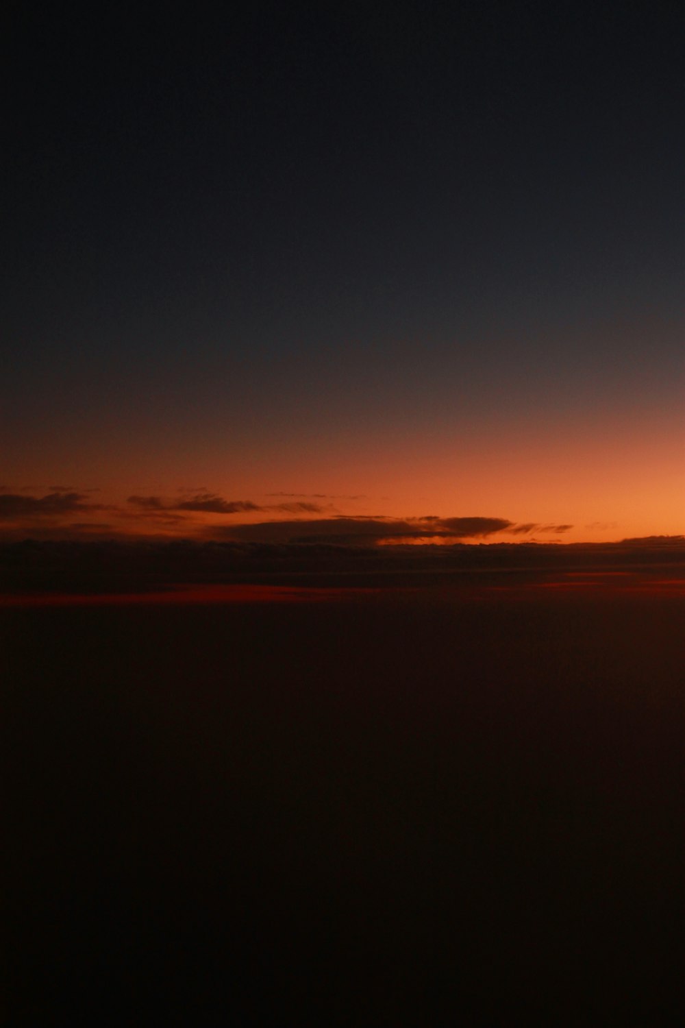 Silueta de la montaña durante la puesta de sol