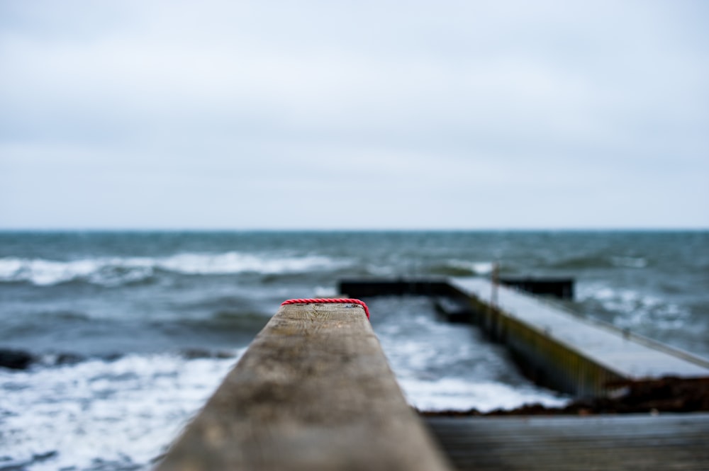 molo di legno rosso e bianco sul mare durante il giorno