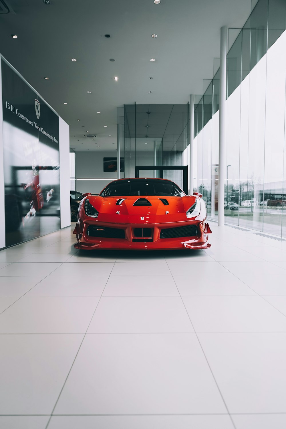 Rotes Ferrari-Auto in einem weißen Raum