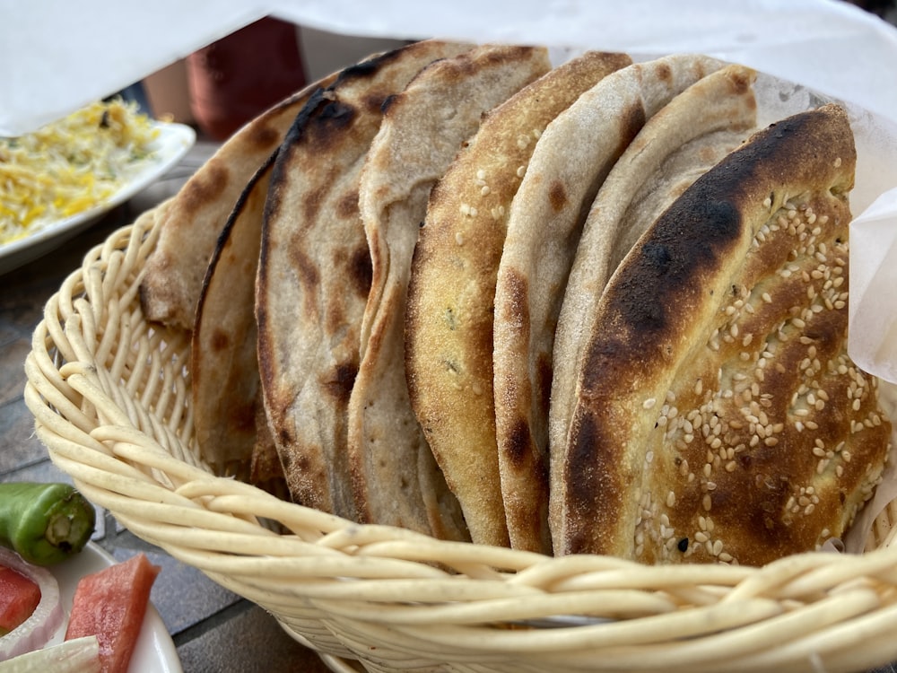 pão integral na cesta tecida marrom