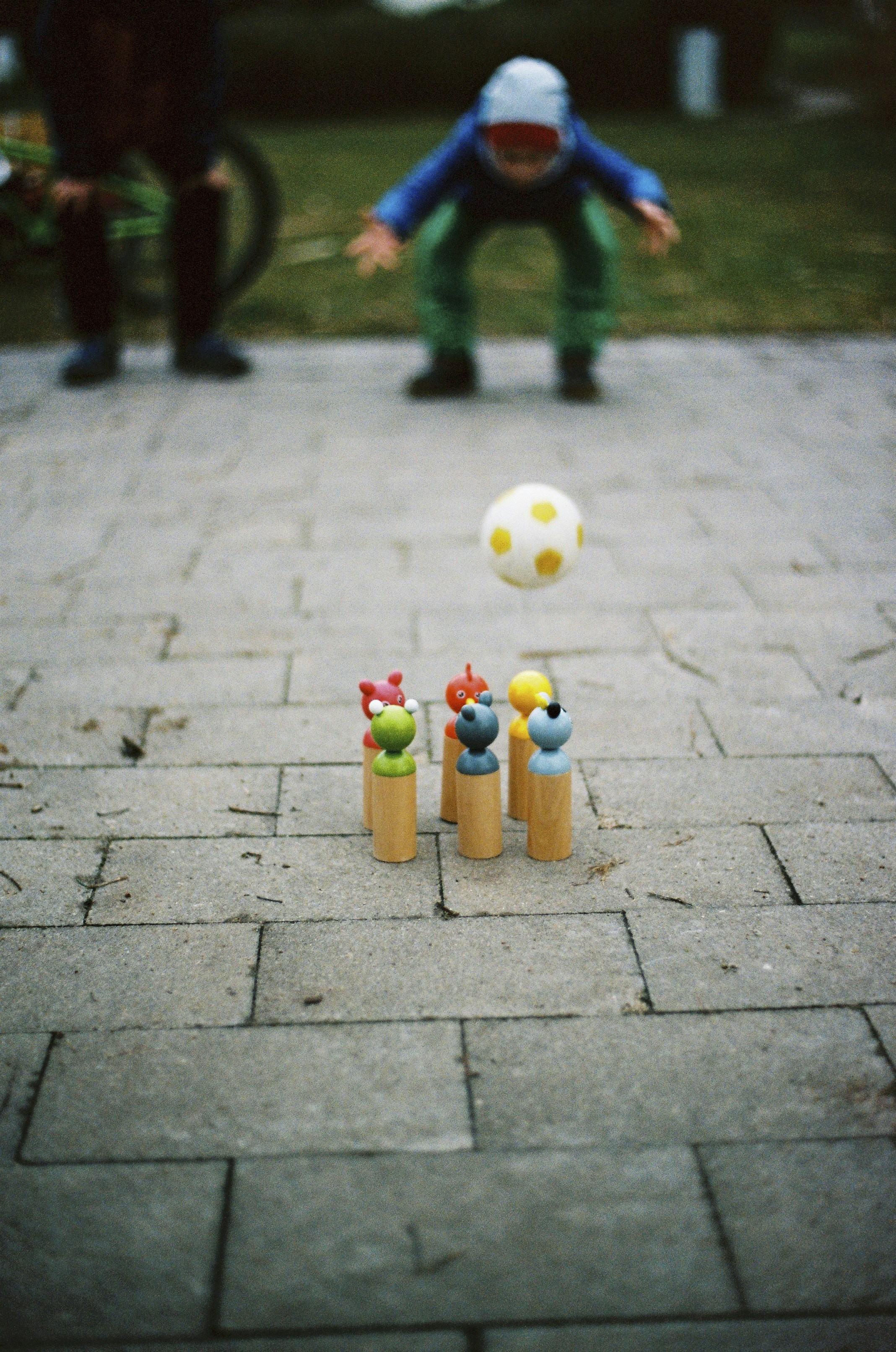 Kids playing childhood bowling with comic figures. Made with Leica R7 (Year: 1994) and Leica Summilux-R 1.4 50mm (Year: 1983). Analog scan via meinfilmlab.de: Fuji Frontier SP-3000. Film reel: Kodak Portra 400