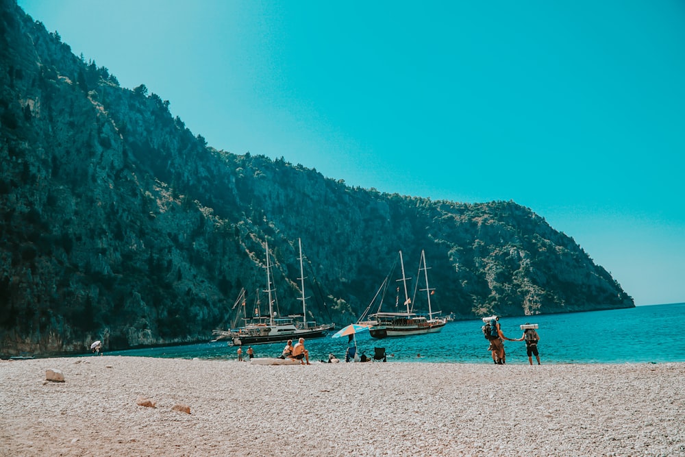 pessoas na praia durante o dia