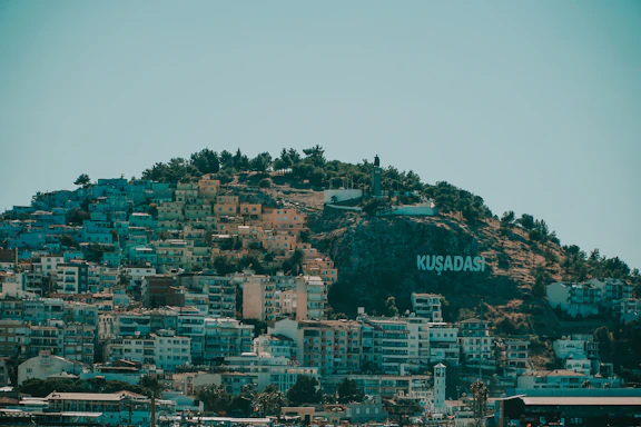 A peaceful Aydın Kuşadası road with a private taxi ready for tourists heading to Efes.