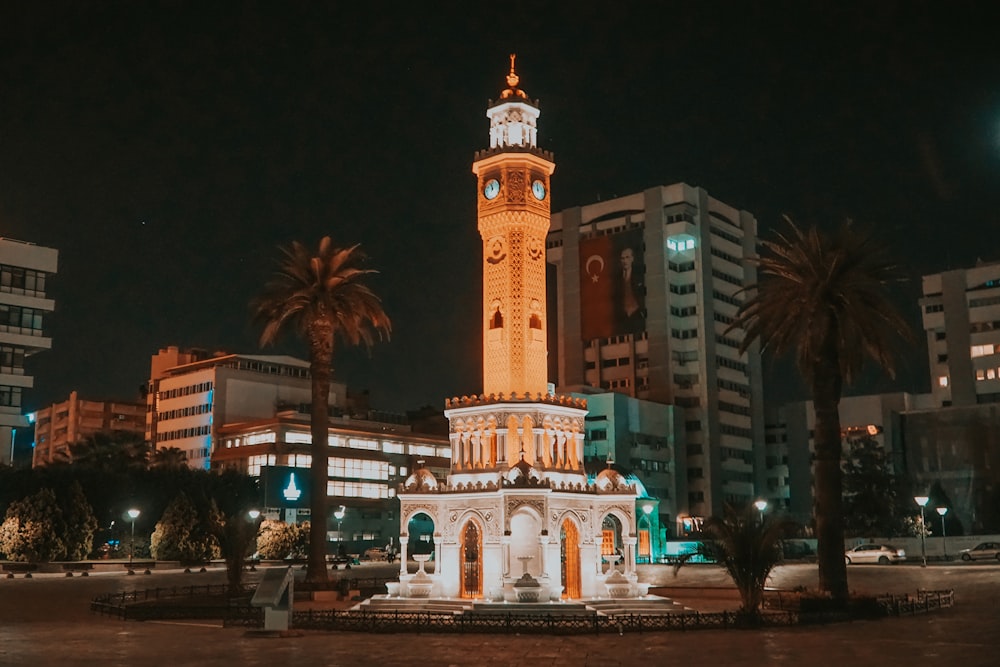 edificio in cemento bianco e marrone durante la notte