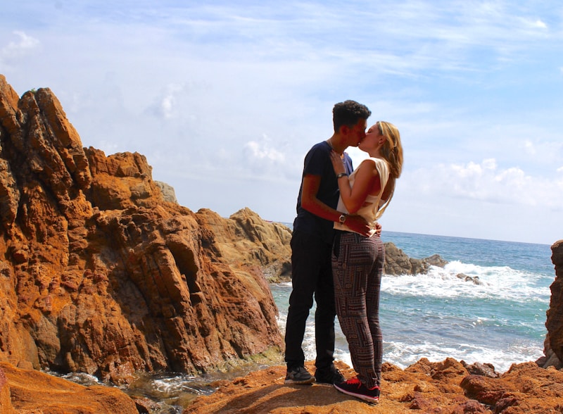 Hombre posando en rocas junto al mar