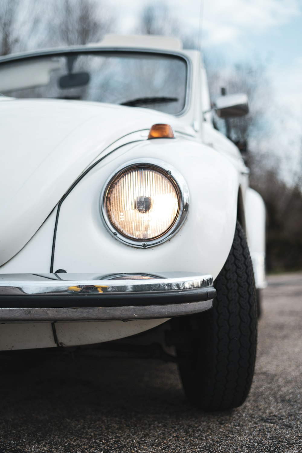 weißes Auto mit gelbem Licht