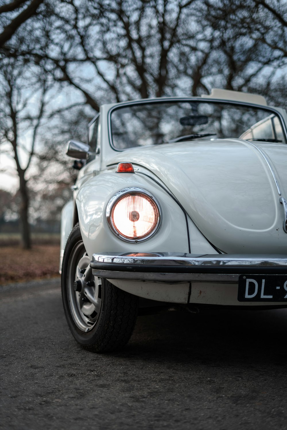 Grauer Porsche 911 tagsüber unterwegs