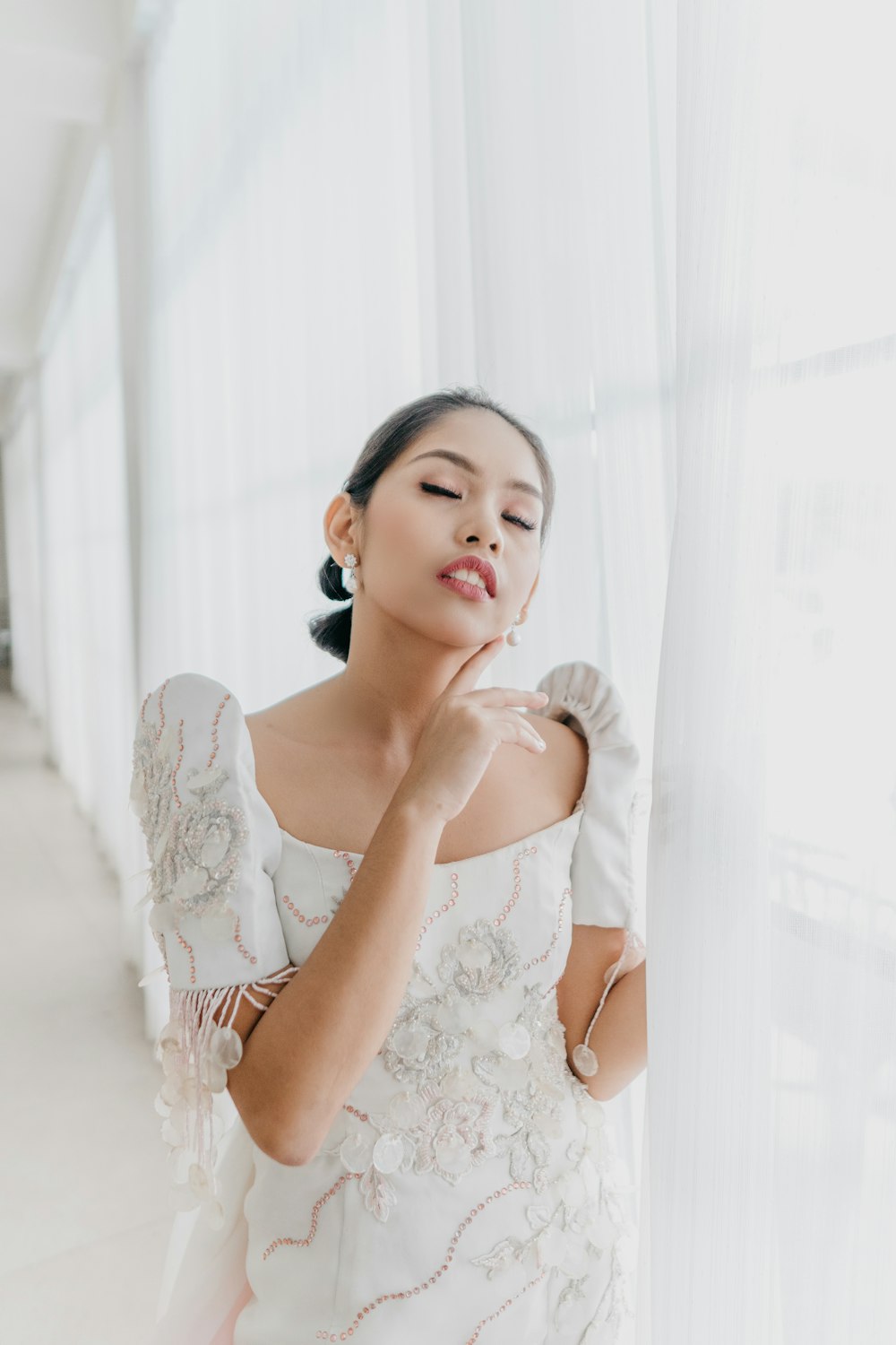 mujer con vestido de encaje blanco