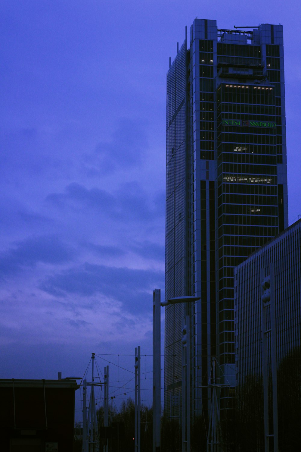 edifício de concreto cinza sob o céu cinza