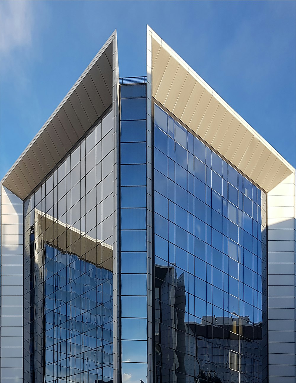 edificio in cemento bianco e blu sotto il cielo blu durante il giorno