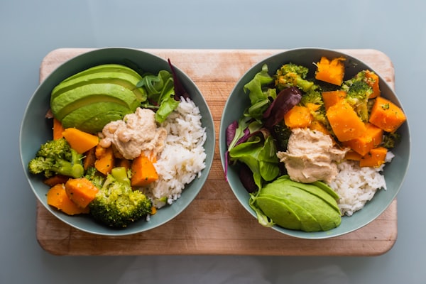 Salade van gegrilde kip, mango en avocado — receptfoto