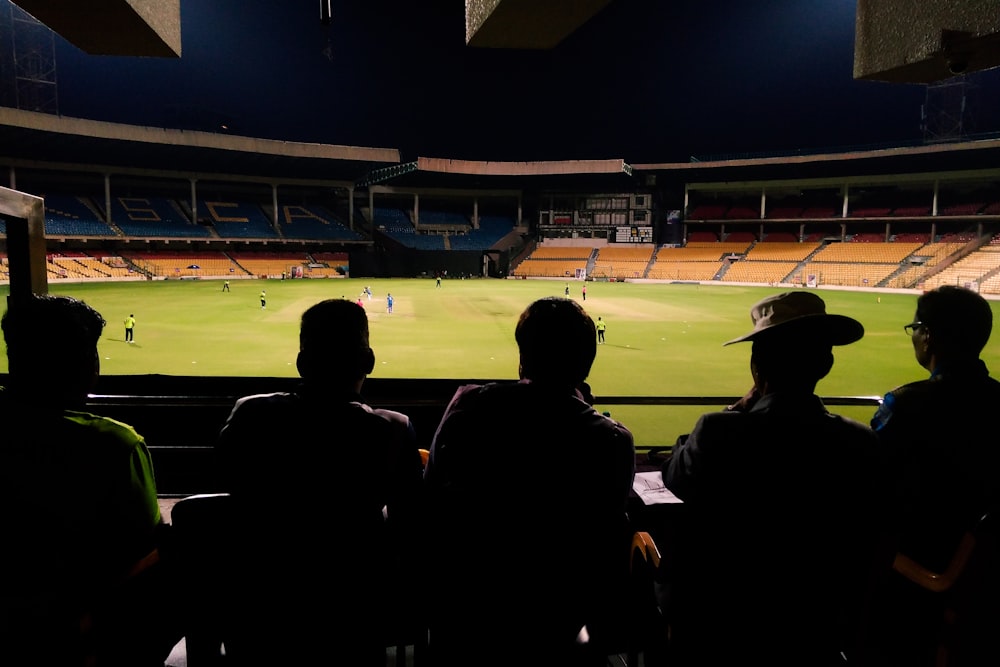 les gens qui regardent un match de football pendant la nuit