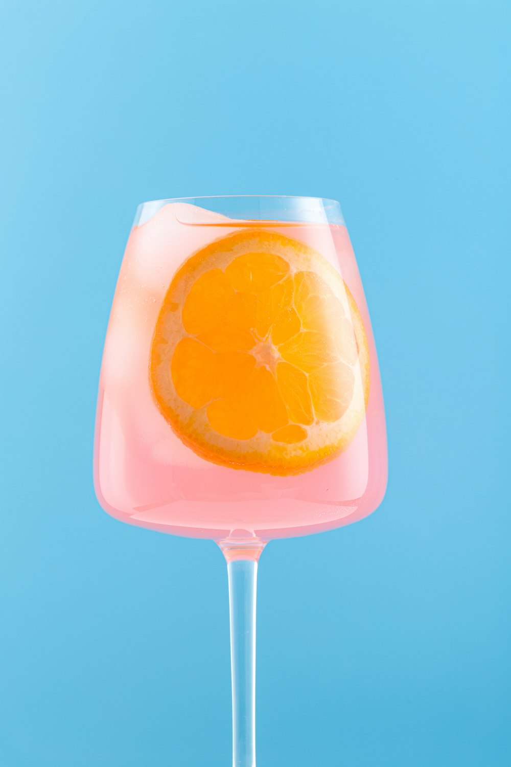Zumo de naranja en vaso transparente