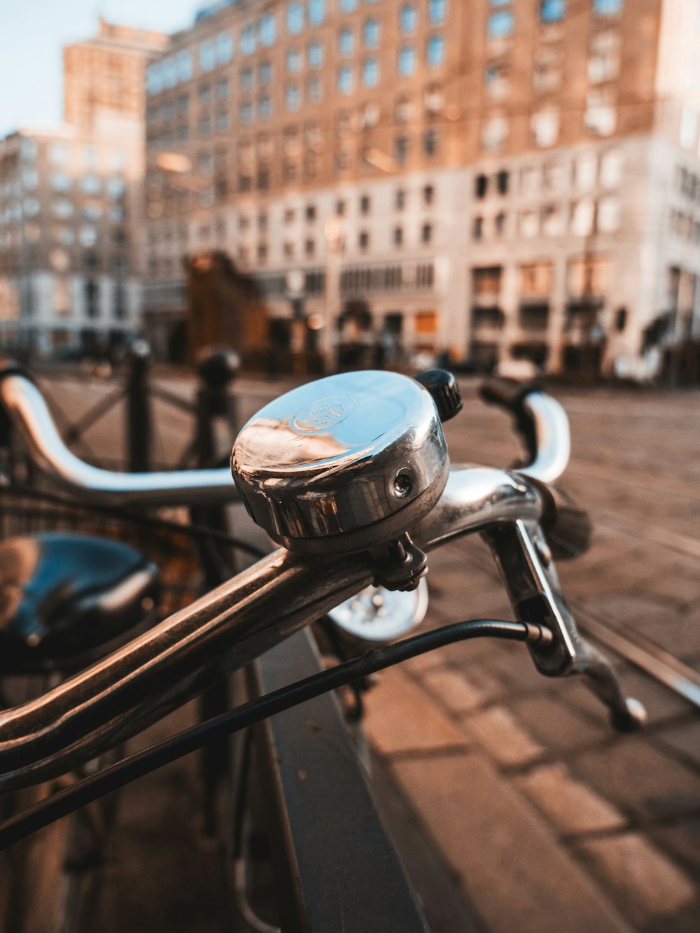 vélo noir sur sol en brique brune pendant la journée