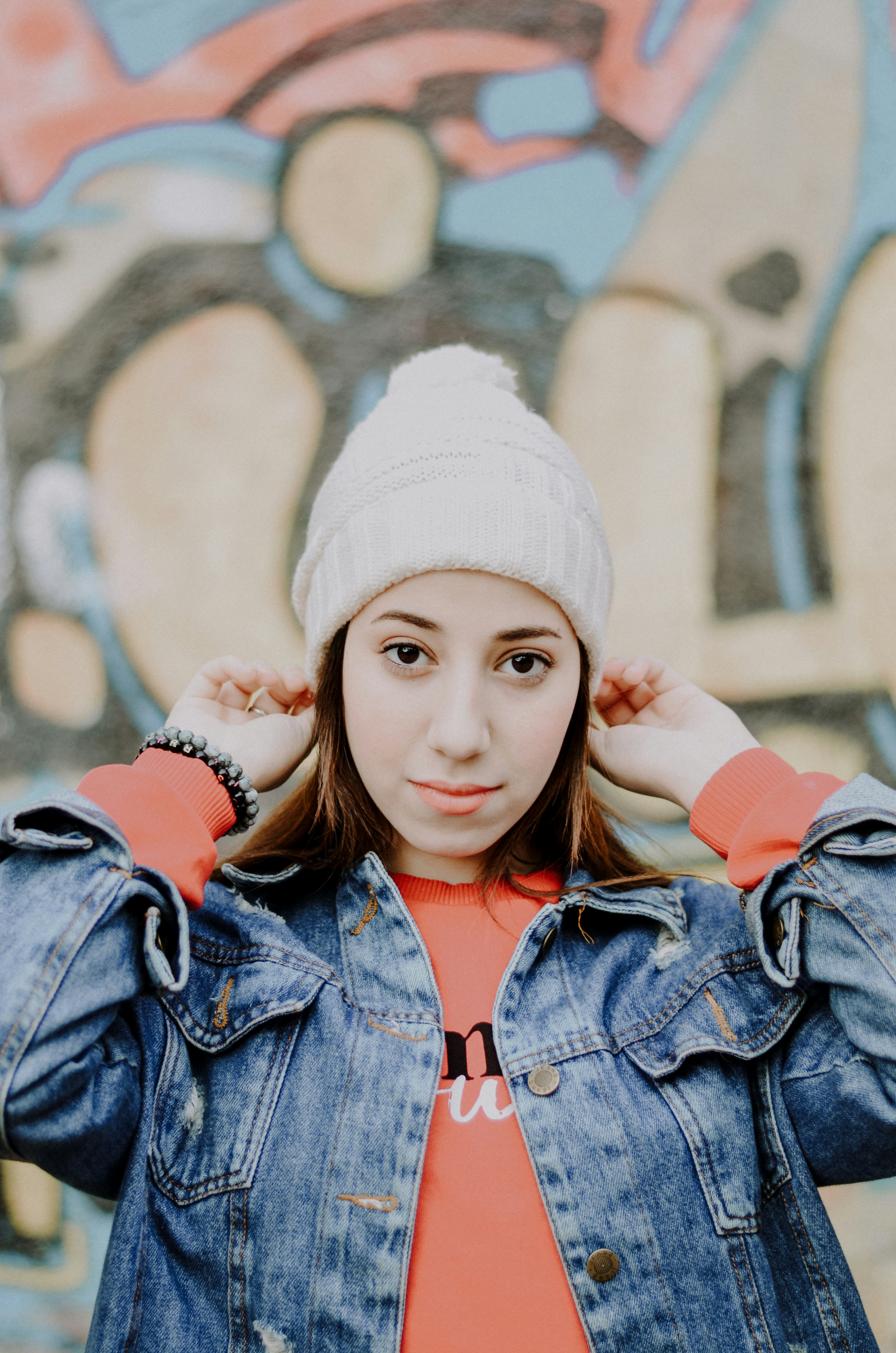 白いニット帽をかぶった青いデニムジャケットの女性の写真 Unsplashの無料写真