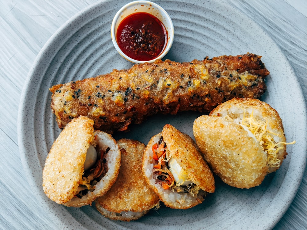 Pain à la tomate et sauce sur assiette en céramique blanche