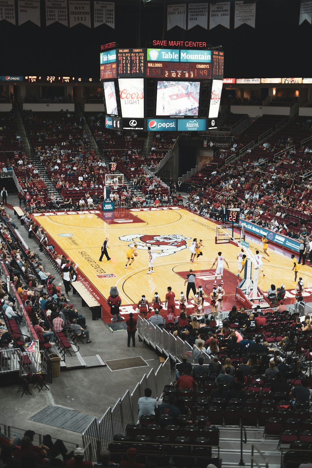 Gente viendo un partido de baloncesto en el estadio