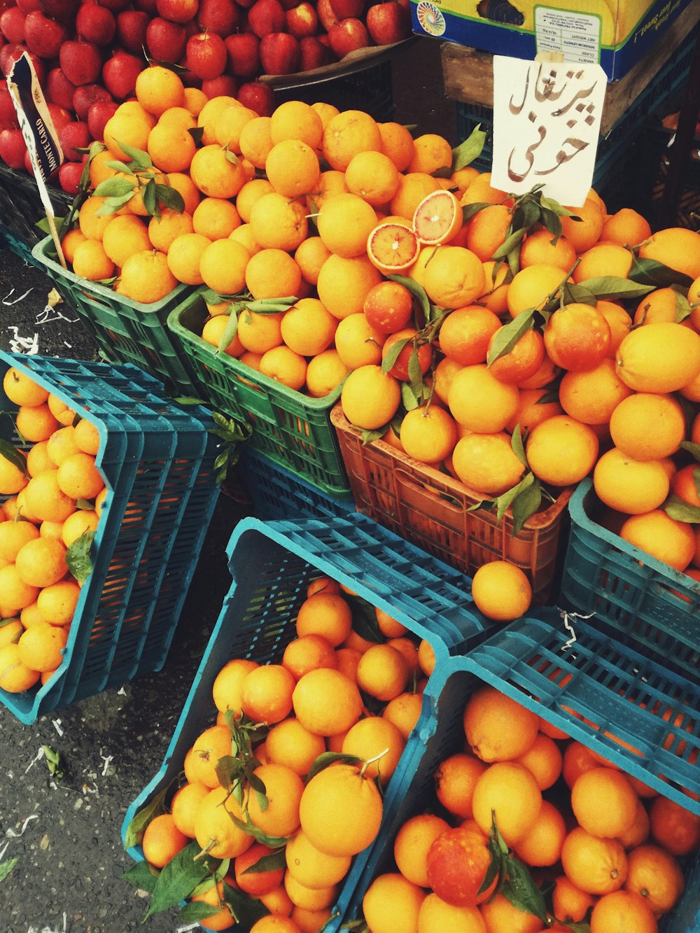 Fruits orange sur caisse en plastique bleu