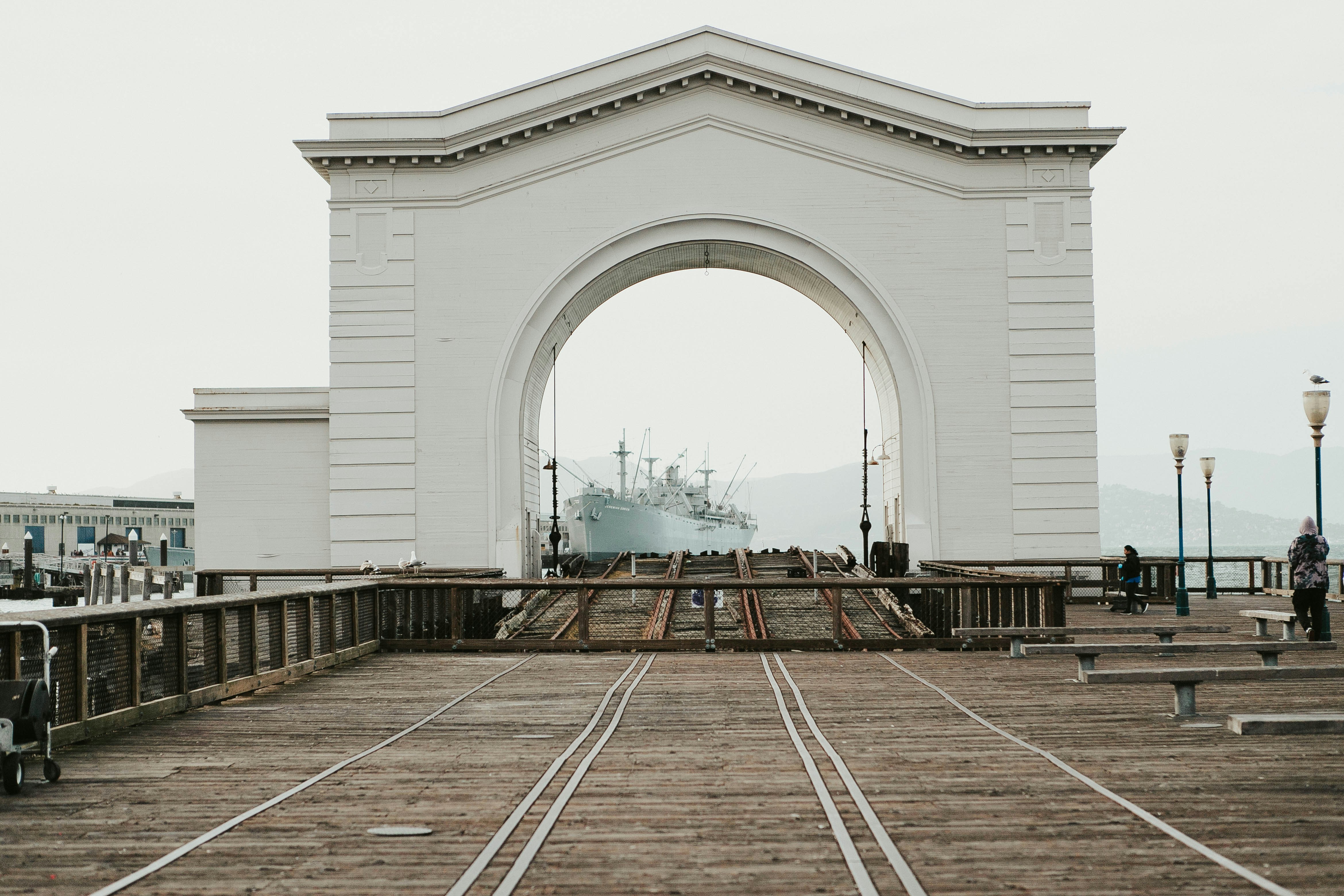 Banco de madera marrón sobre suelo de madera marrón