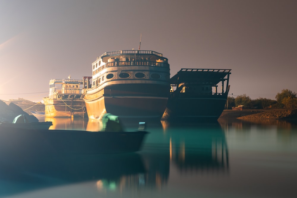 weißes und schwarzes Schiff auf dem Wasser während der Nachtzeit