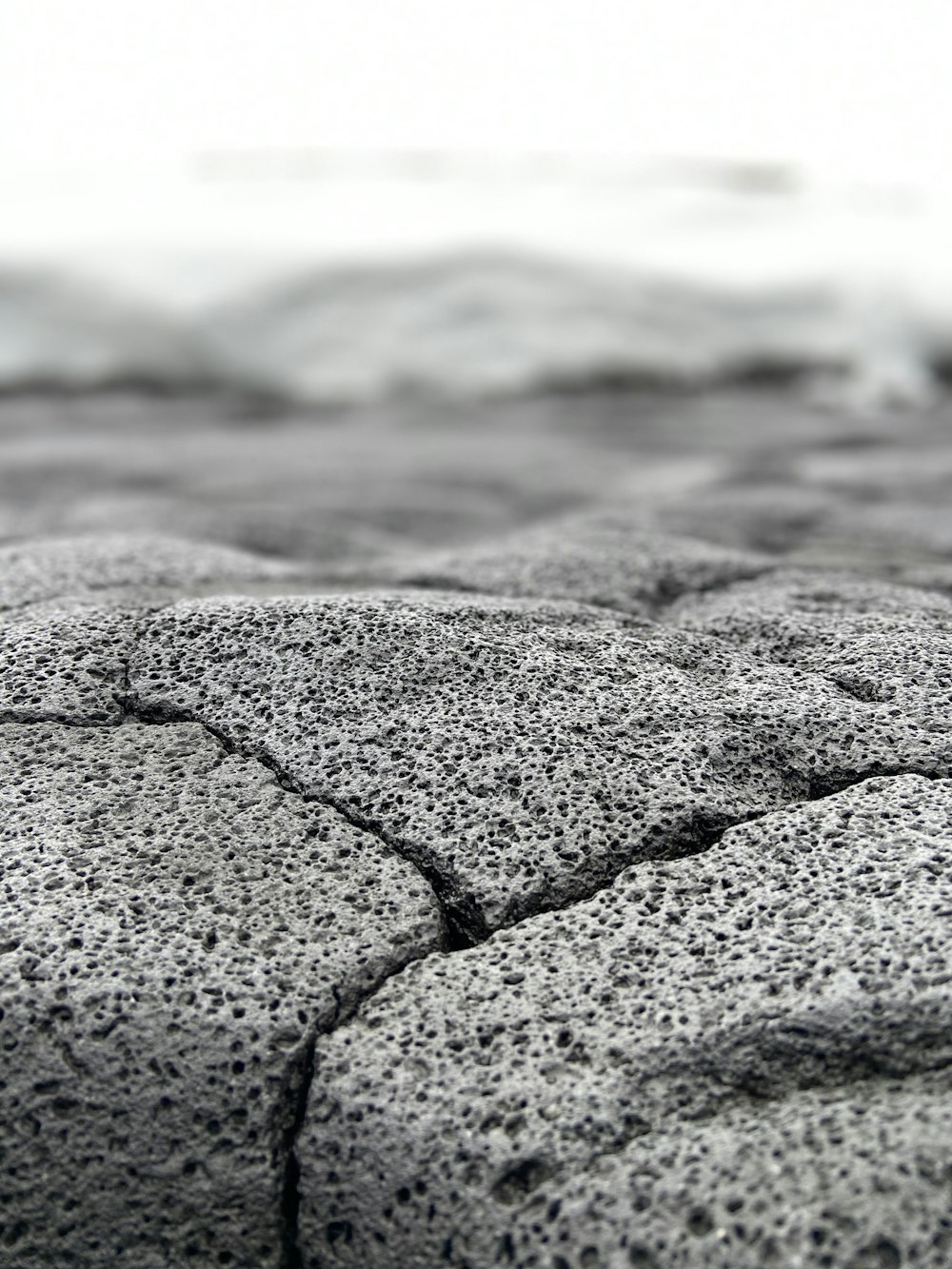 pietra grigia in riva al mare durante il giorno