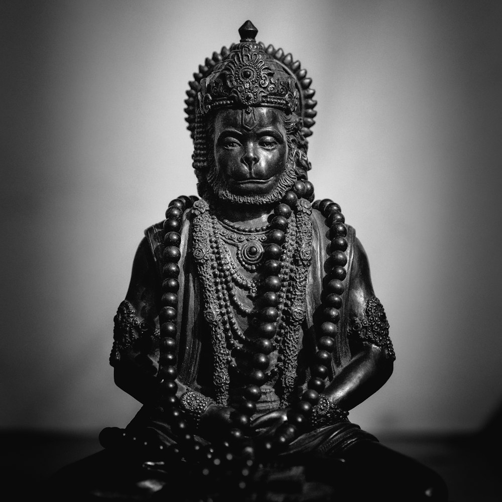 Goldene Buddha Figur auf schwarzem Tisch