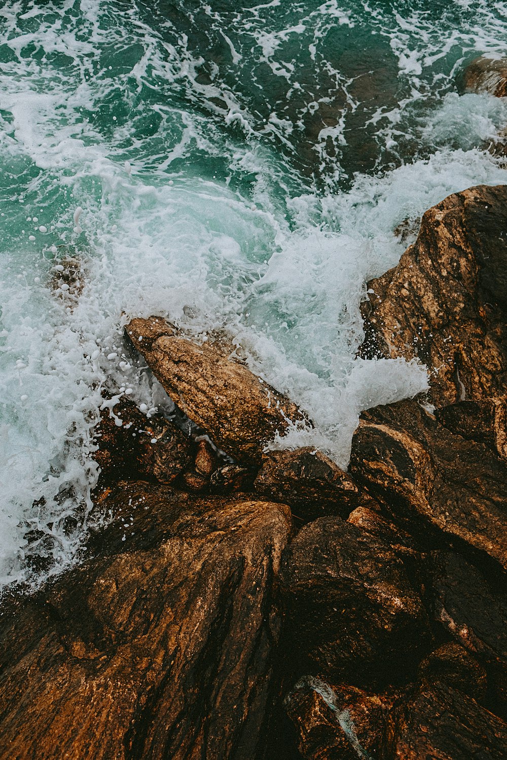 Formation rocheuse brune sur la mer pendant la journée