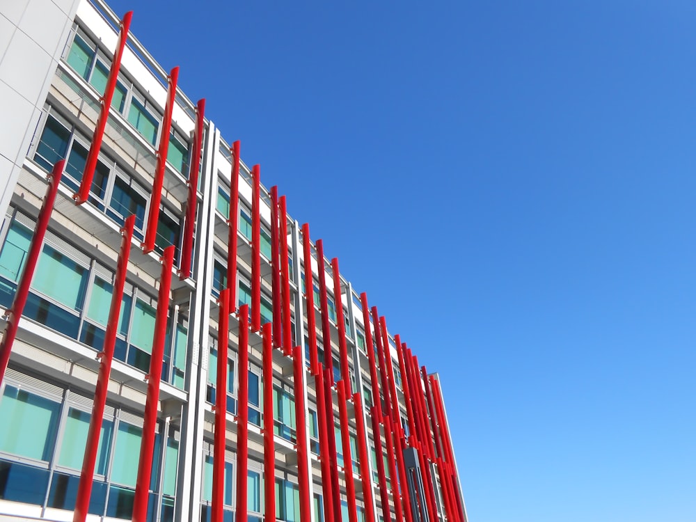 Bâtiment en béton rouge et blanc