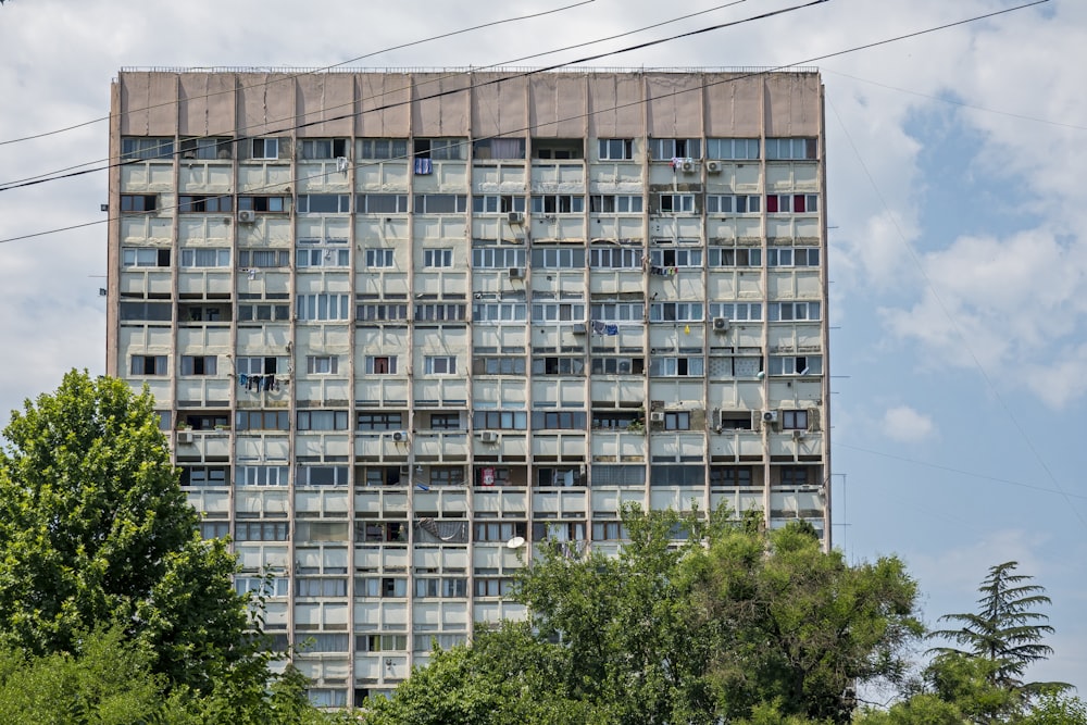 Edificio de hormigón blanco y marrón