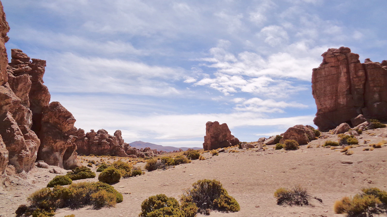 Formación rocosa bajo nubes blancas y cielo azul en el altiplano, Uyuni, Bolivia