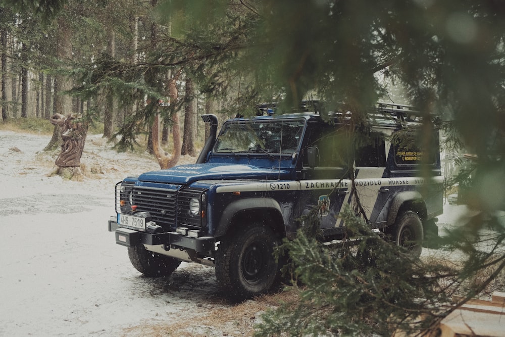 Blau-schwarzer Jeep Wrangler tagsüber auf Feldweg