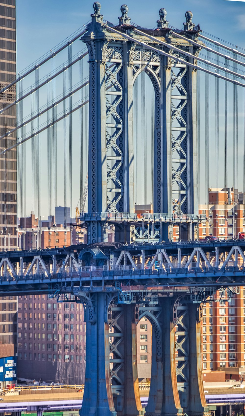 ponte cinzenta sobre o corpo de água durante o dia