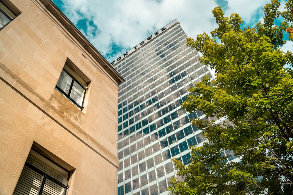 Edificio de hormigón marrón bajo el cielo azul durante el día