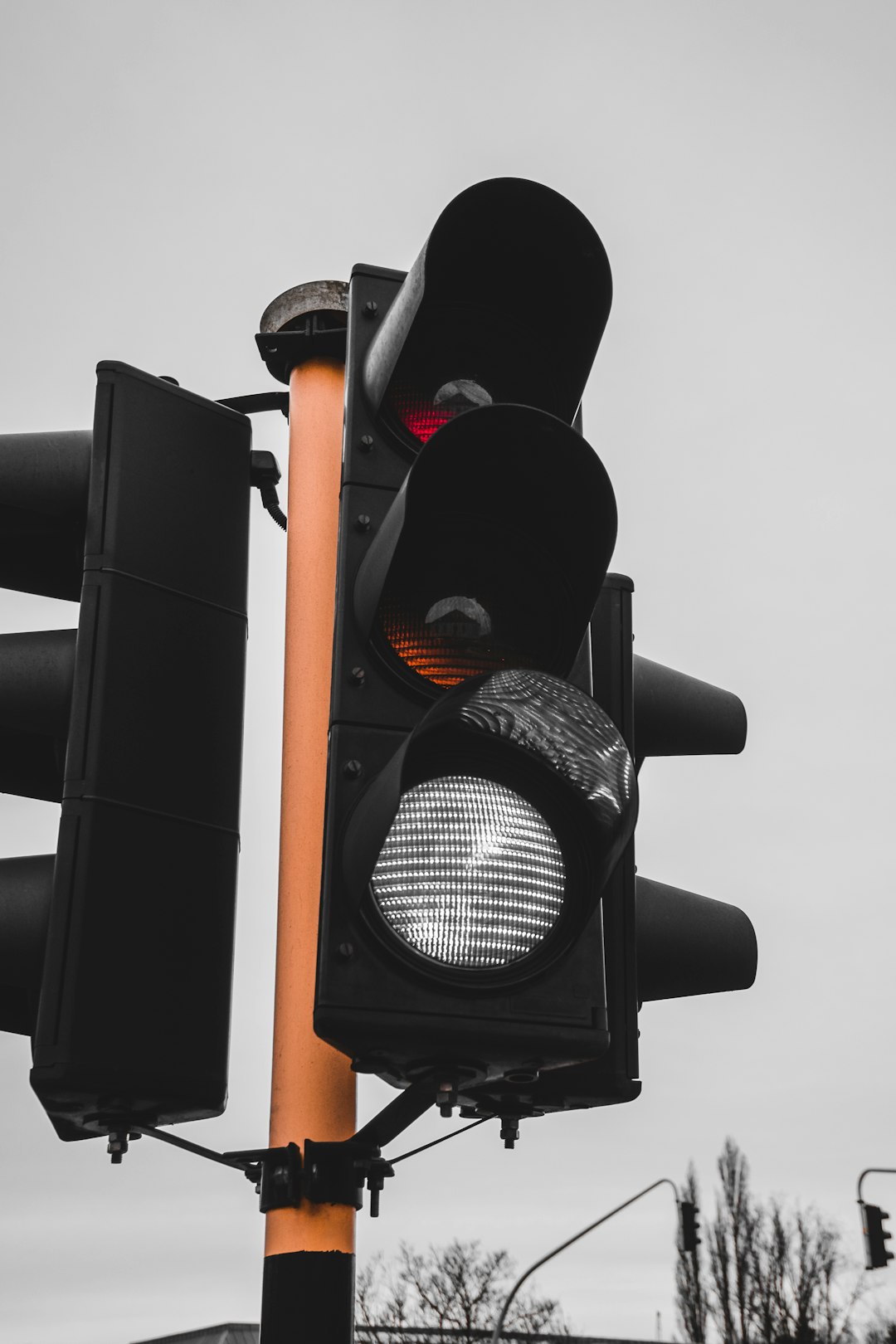 black traffic light turned on during daytime