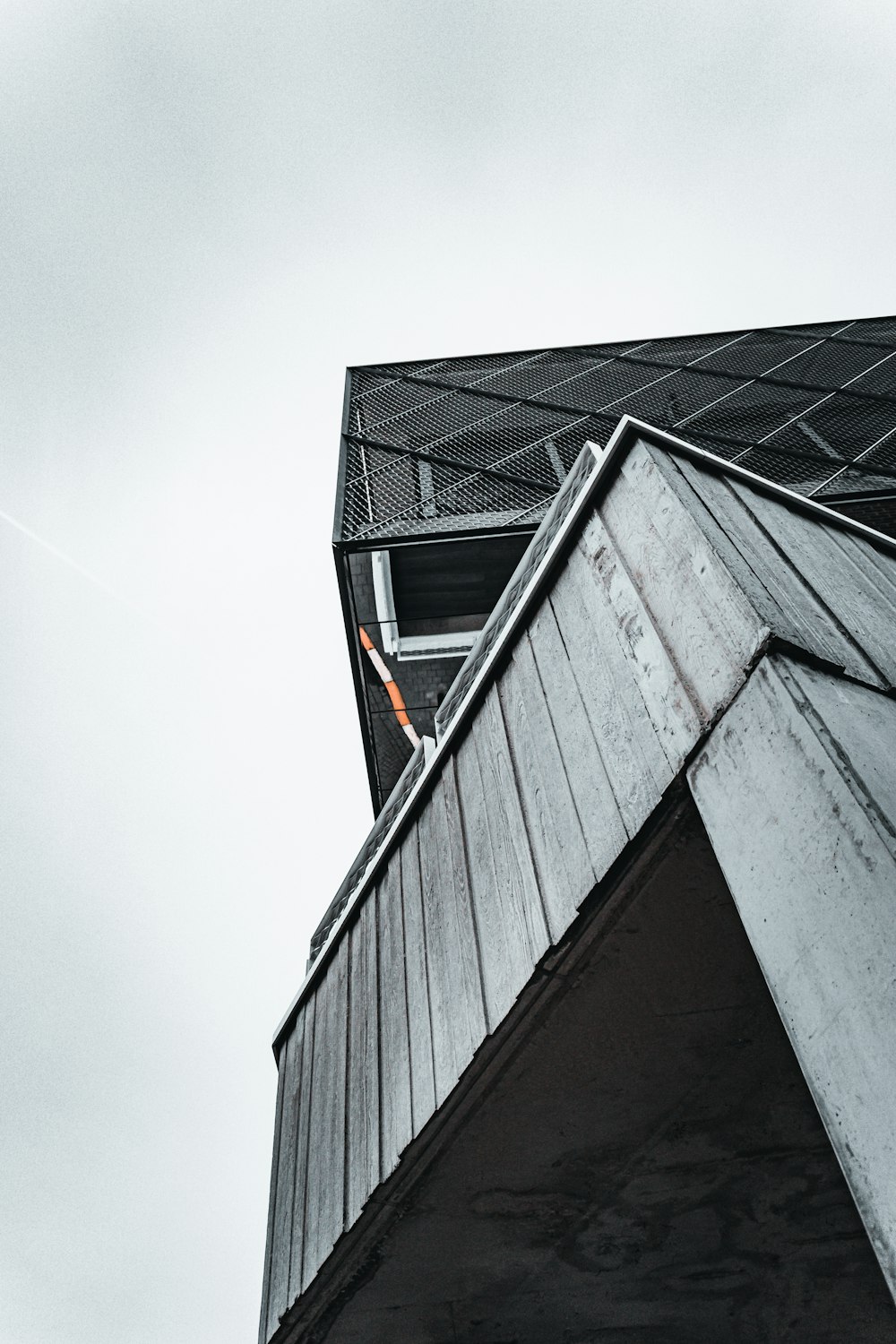 edifício de concreto preto e cinza