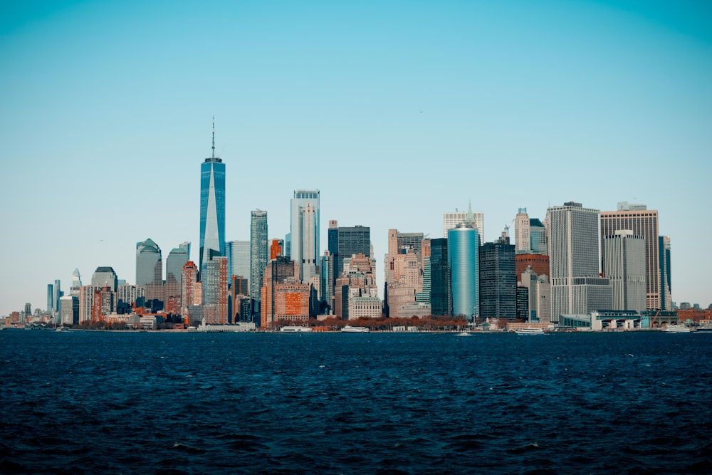 Skyline della città attraverso lo specchio d'acqua durante il giorno