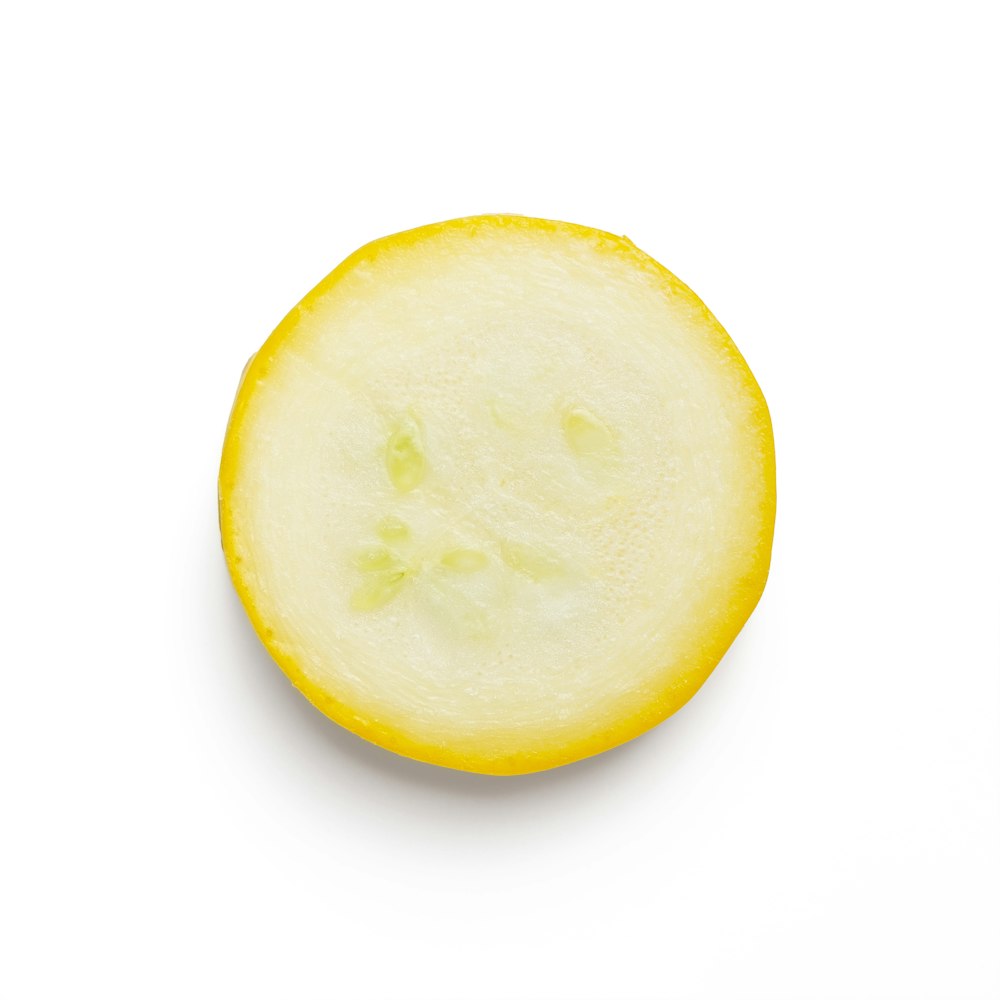 gelbe Zitronenfrucht auf weißem Hintergrund