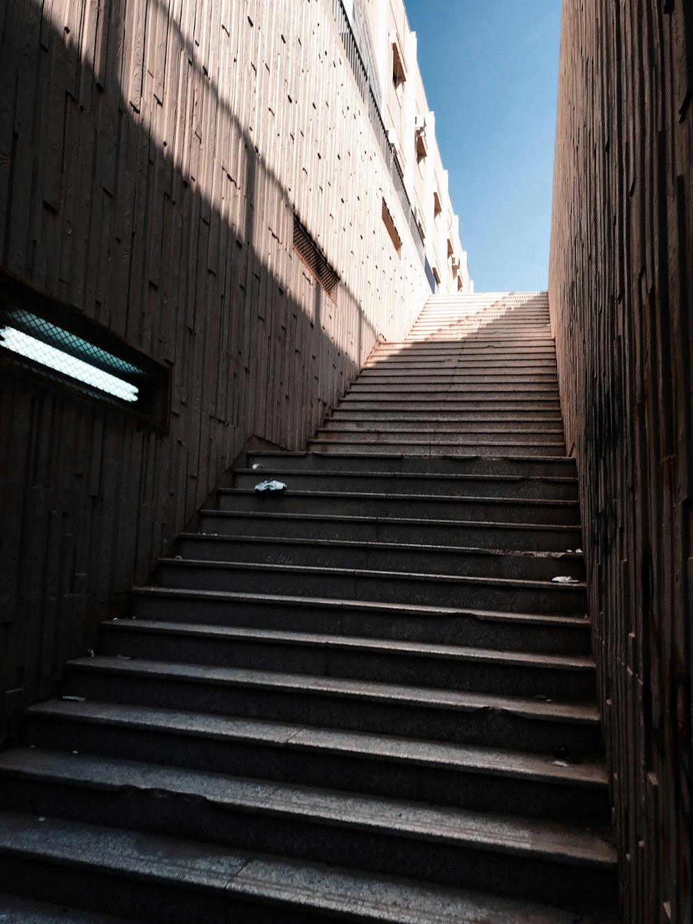Escaliers en béton brun pendant la journée