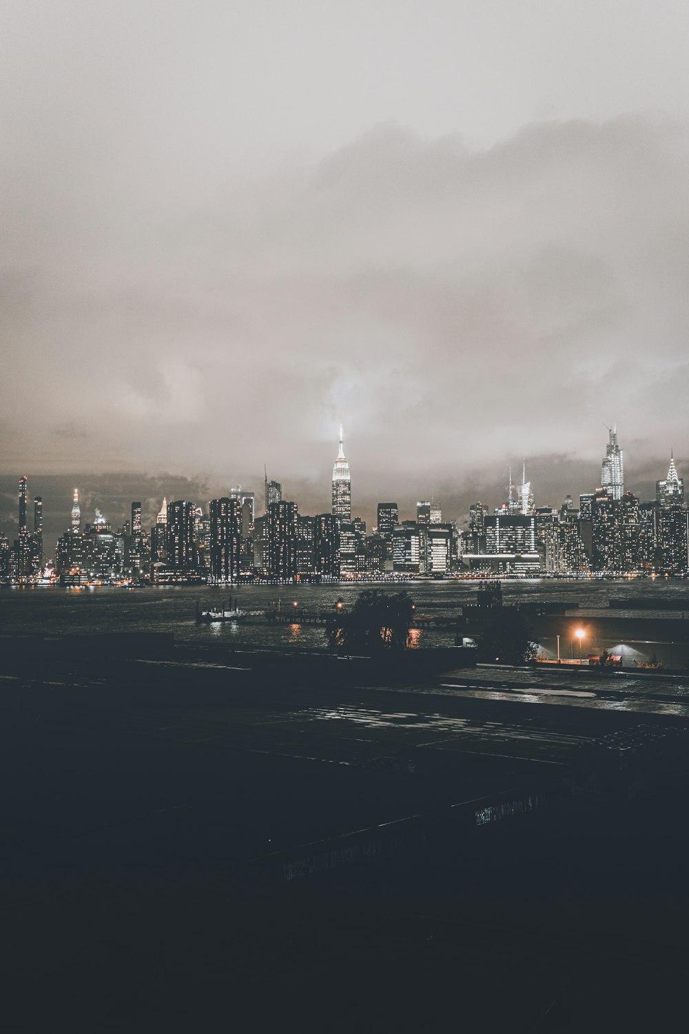 Skyline der Stadt tagsüber unter grauem, bewölktem Himmel
