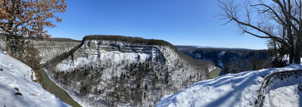 Schneebedeckter Berg unter blauem Himmel tagsüber