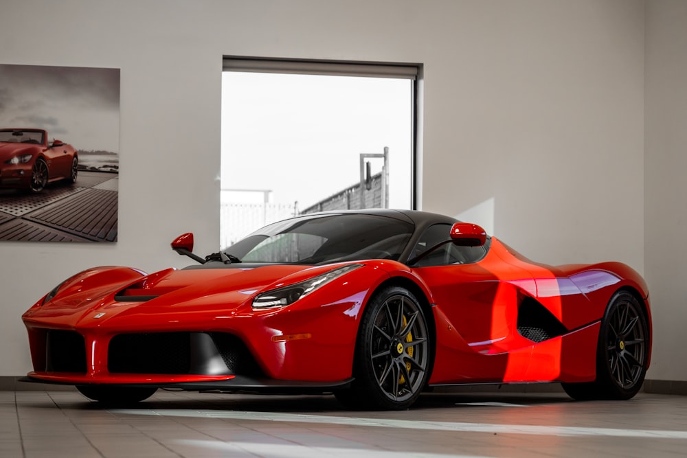 Ferrari 458 Italia vermelha estacionada em frente à parede branca