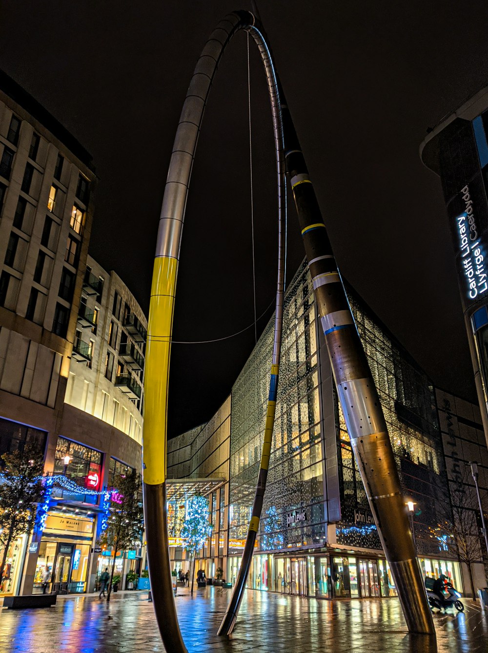 immeuble de grande hauteur brun et noir pendant la nuit