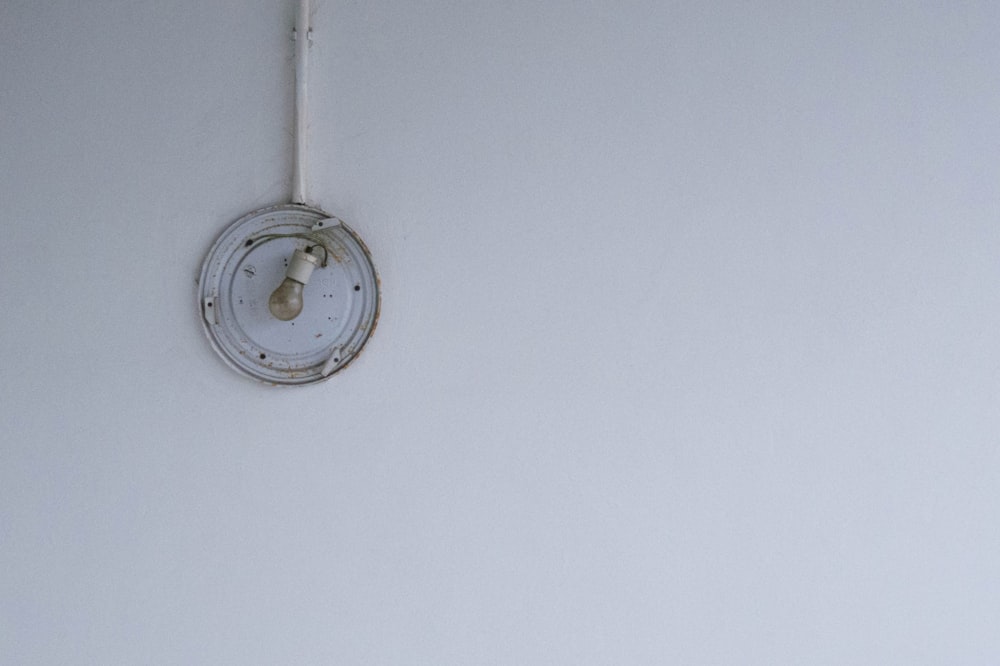 白い丸いアナログ壁掛け時計
