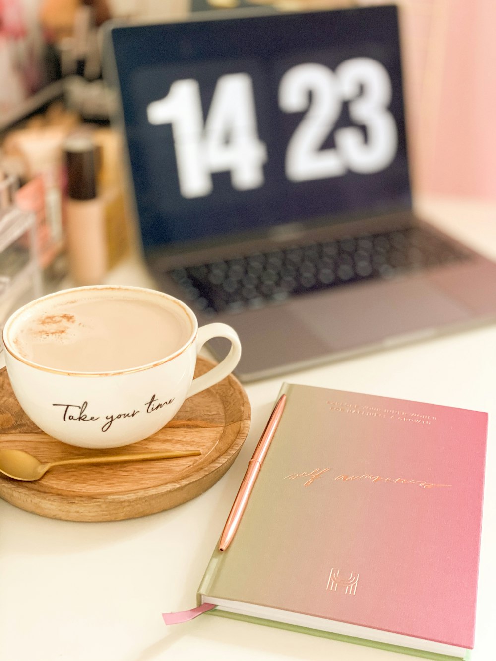 tasse à thé en céramique blanche sur dessous de verre en bois marron