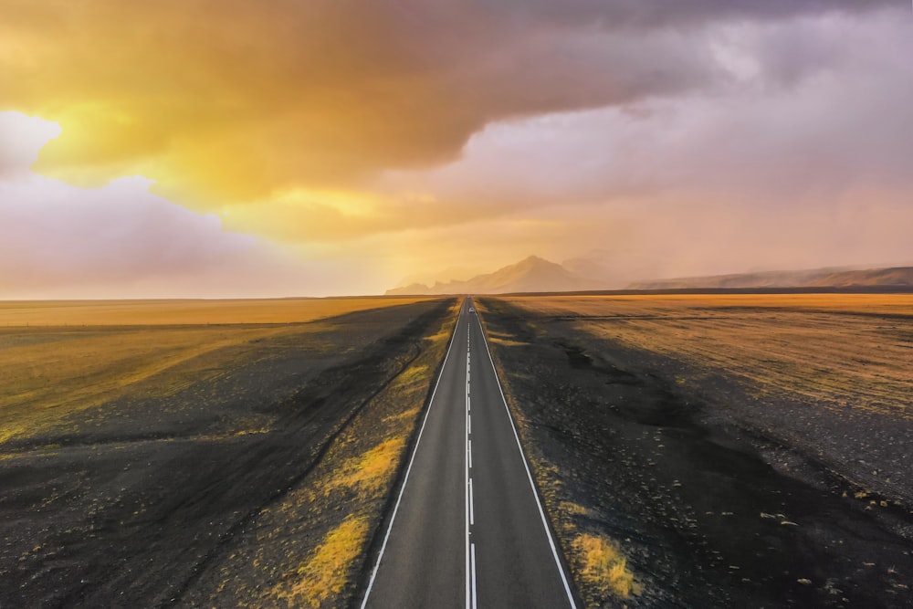 route asphaltée noire au coucher du soleil