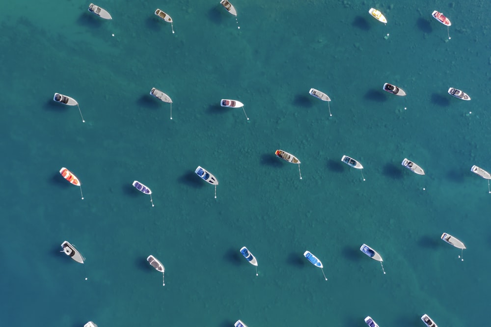 Vista aérea de barcos en el mar durante el día